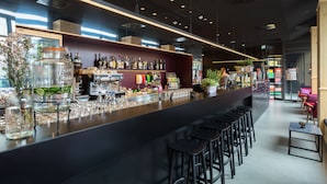 Bar (on property) - MEININGER Hotel Leipzig Hauptbahnhof (Leipzig)