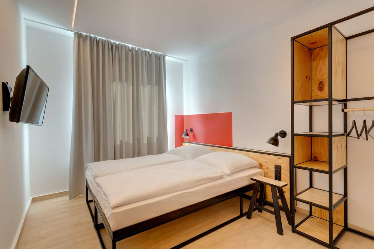 Desk, soundproofing, free WiFi, bed sheets