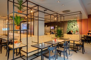 Sarapan bufet setiap hari (EUR 8.90 seorang) 