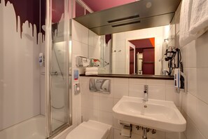 Tweepersoonskamer, voor 1 persoon | Badkamer | Een douche, een haardroger, handdoeken