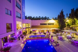 季节性开放的室外游泳池，池畔遮阳伞