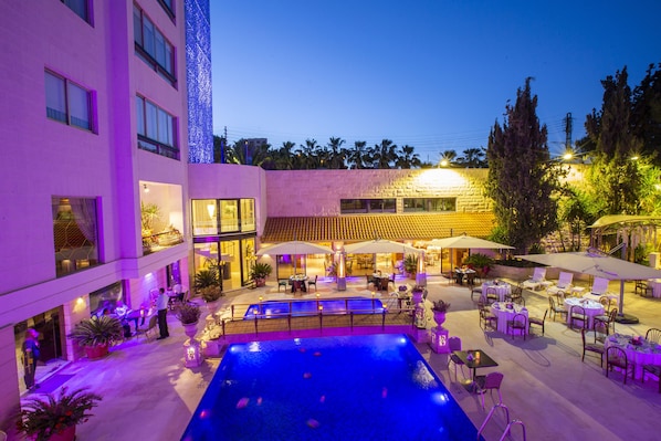 Seasonal outdoor pool, pool umbrellas