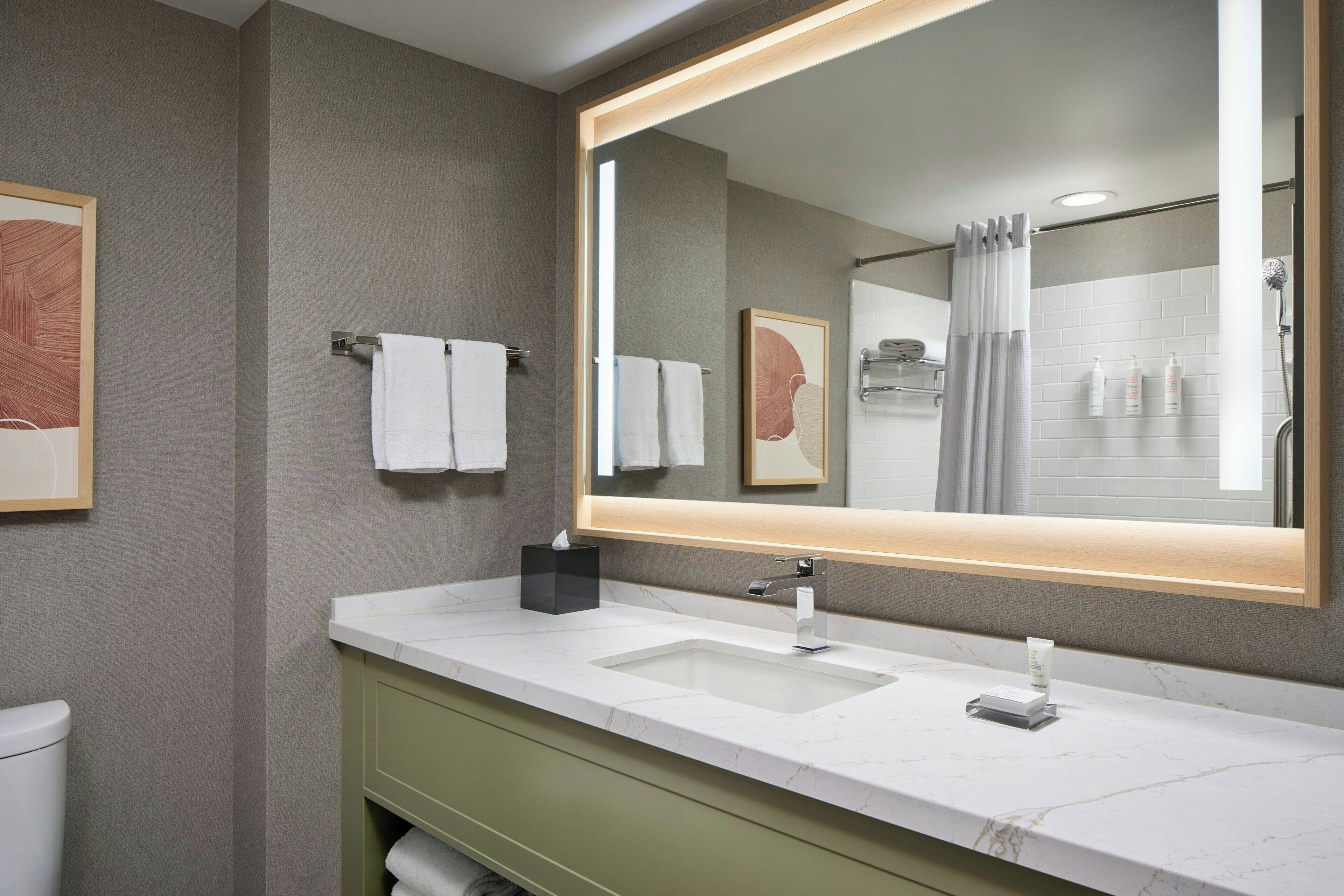 Articles de toilette gratuits, sèche-cheveux, serviettes fournies