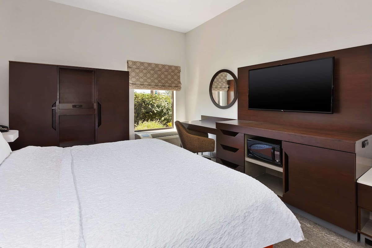 Room, 1 King Bed, Accessible, Non Smoking | Premium bedding, desk, laptop workspace, blackout drapes