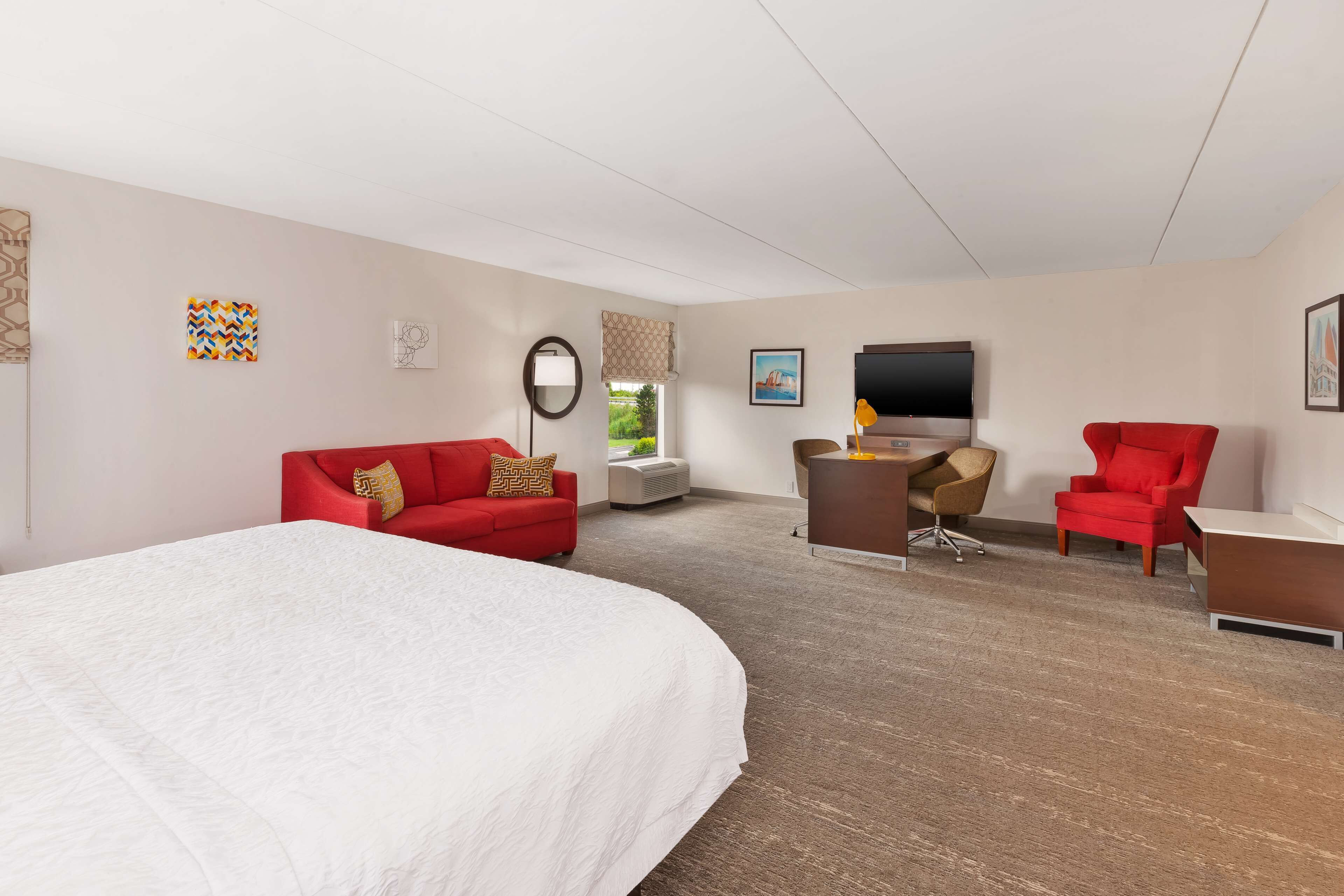 套房, 1 张特大床, 无烟房 | 高档床上用品、办公桌、笔记本电脑工作区、遮光窗帘