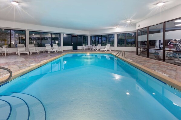 Indoor pool, sun loungers