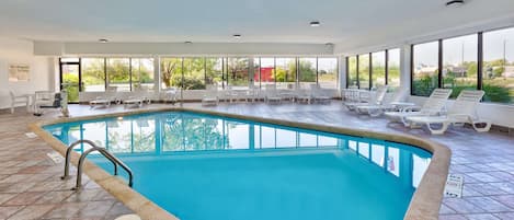 Alberca techada y camastros