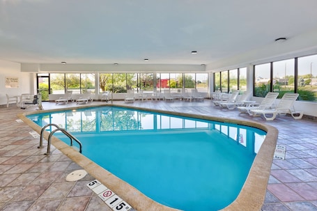 Indoor pool, pool loungers. Hampton Inn Columbus/Delaware I-71 North