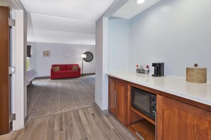 Suite, 1 Tempat Tidur King, Bebas Asap Rokok | Area keluarga | TV LED