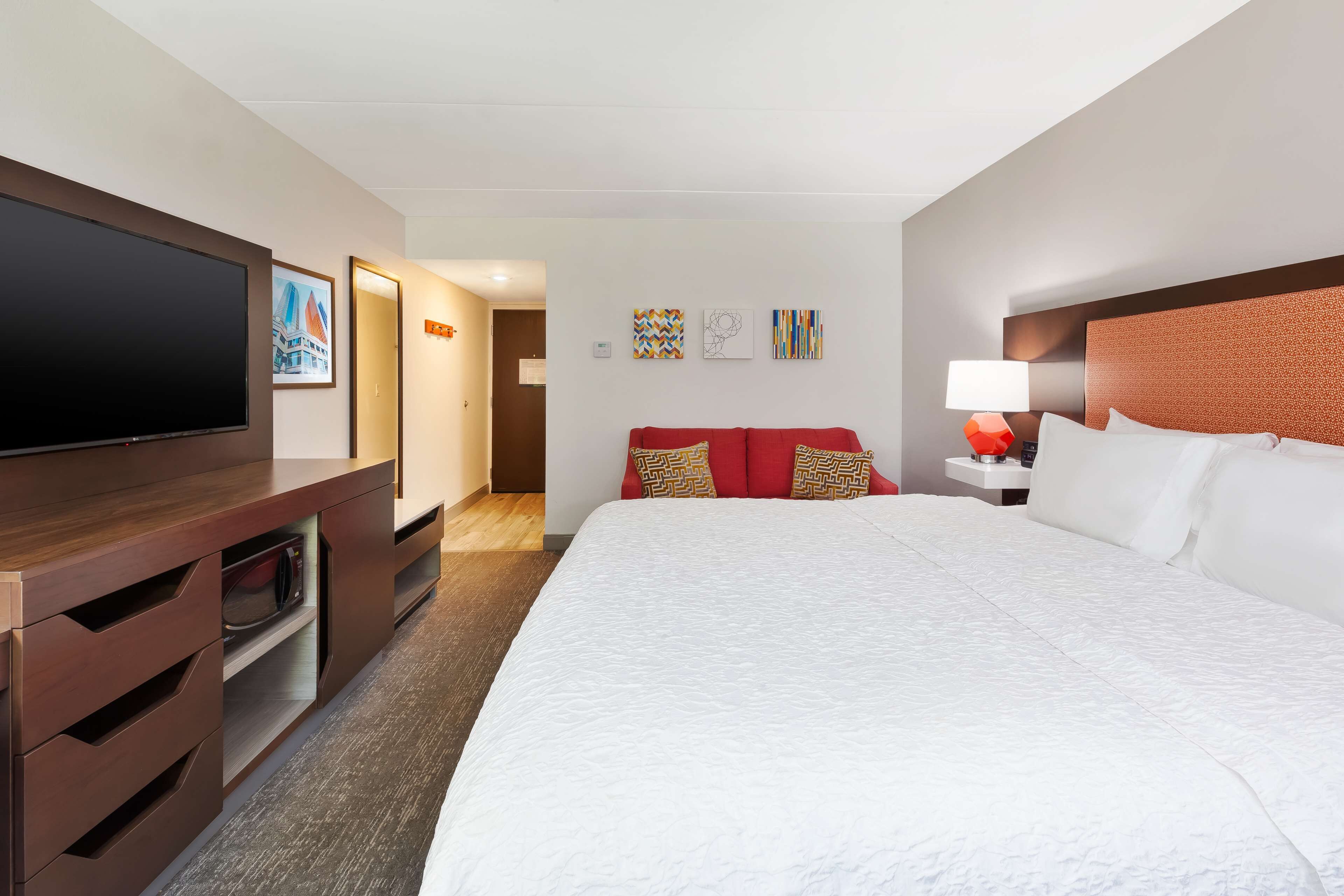 高級寝具、デスク、ノートパソコン用作業スペース、遮光カーテン