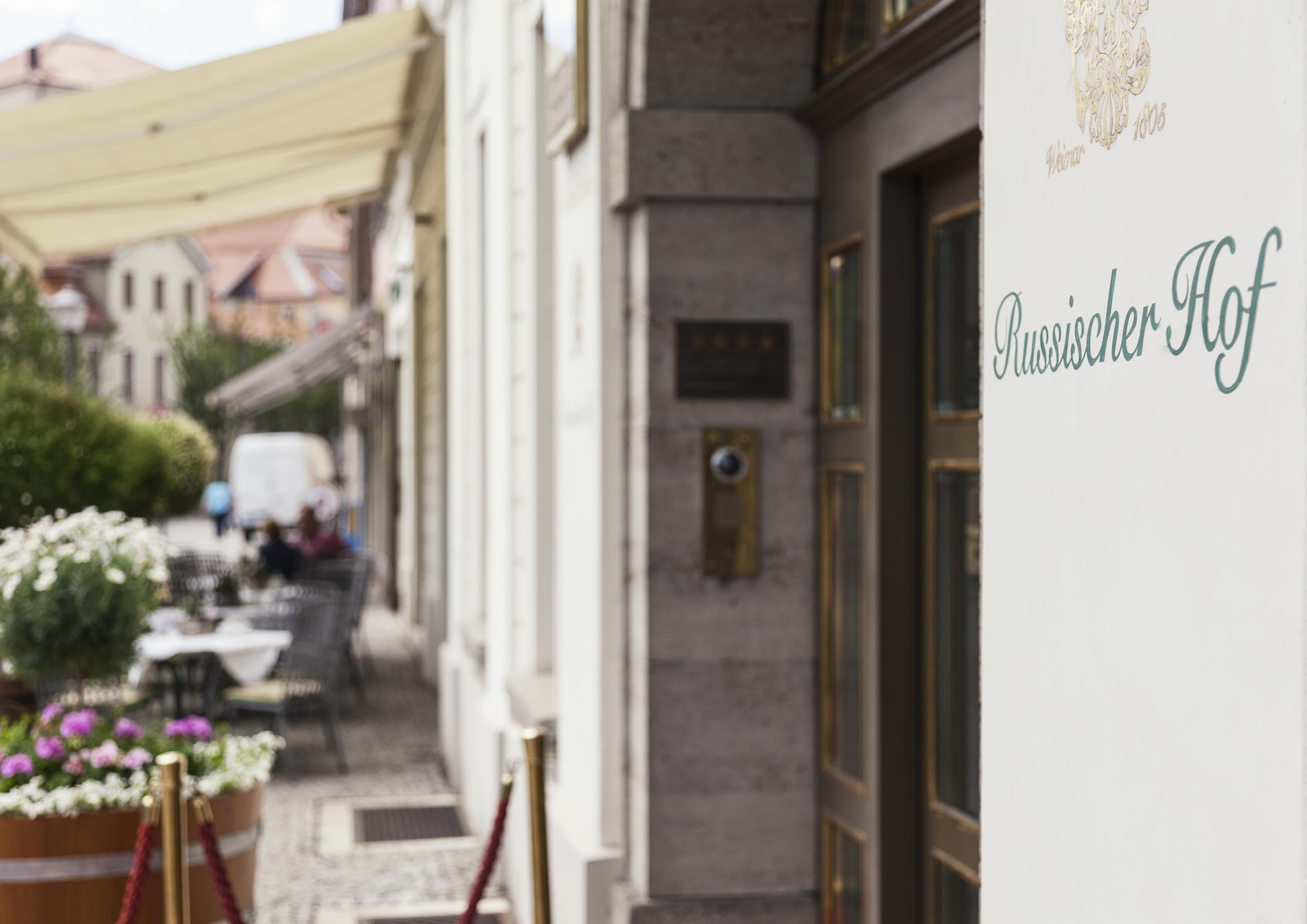 A street view with a building labeled 'Russischer Hof.'