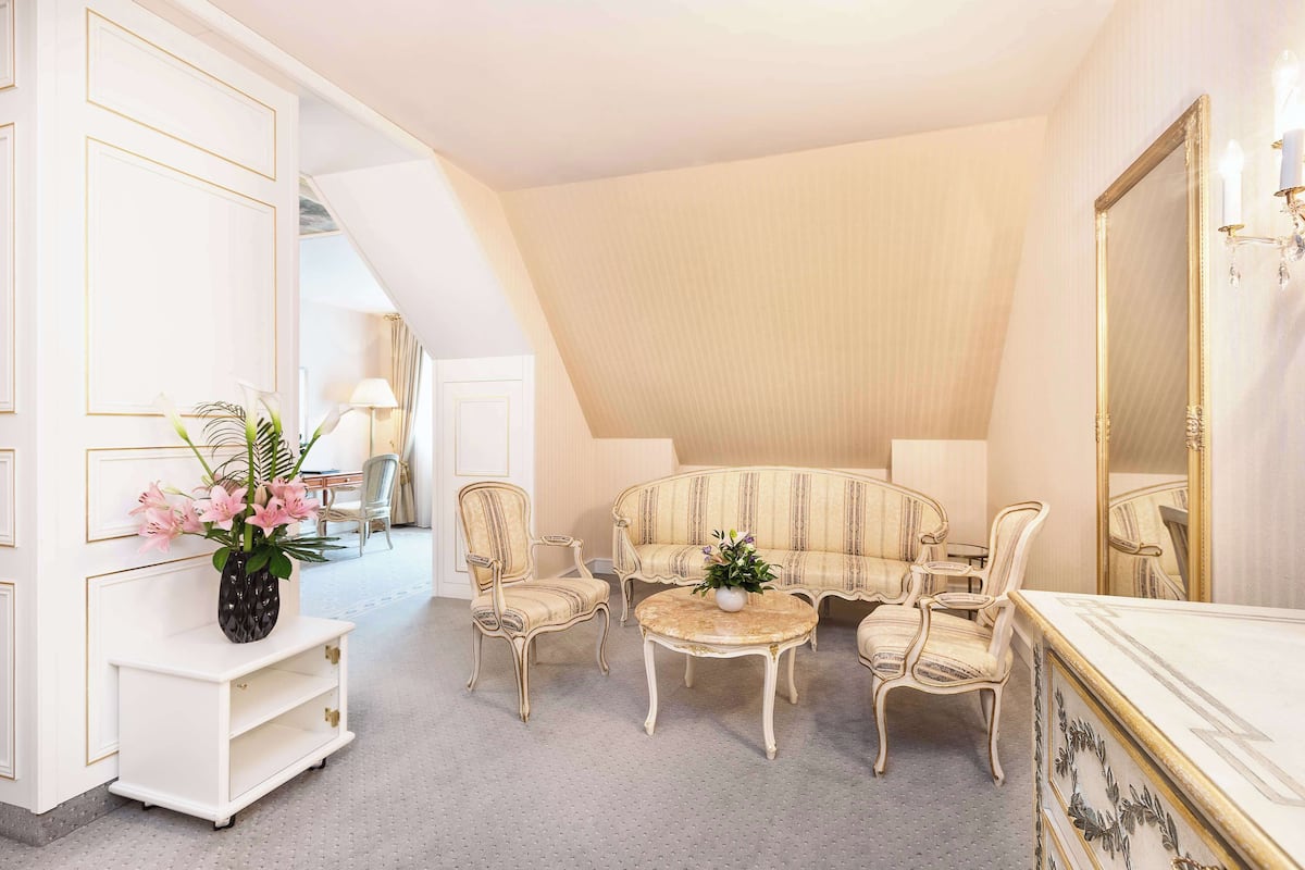 1 bedroom, hypo-allergenic bedding, minibar, in-room safe