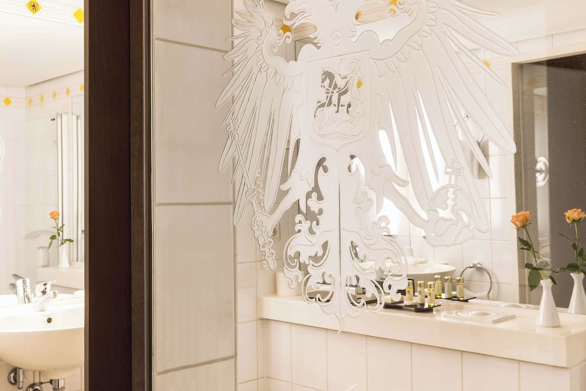 comfort room, 2 single beds | bathroom | combined shower/bathtub, deep-soaking bathtub, free toiletries