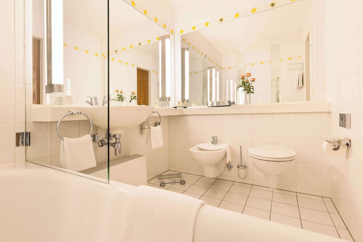 combined shower/bathtub, deep-soaking bathtub, free toiletries