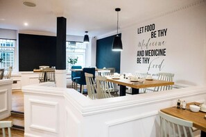 Petit déjeuner et dîner servis sur place, spécialités Cuisine anglaise