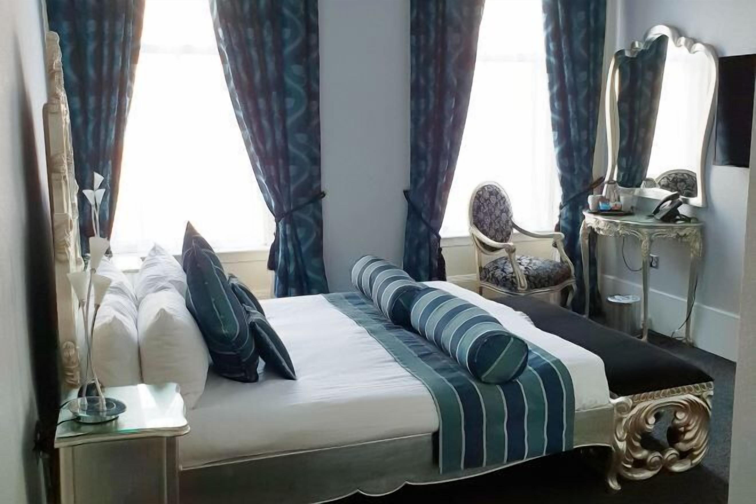 Tabla de planchar con plancha, wifi gratis y ropa de cama 