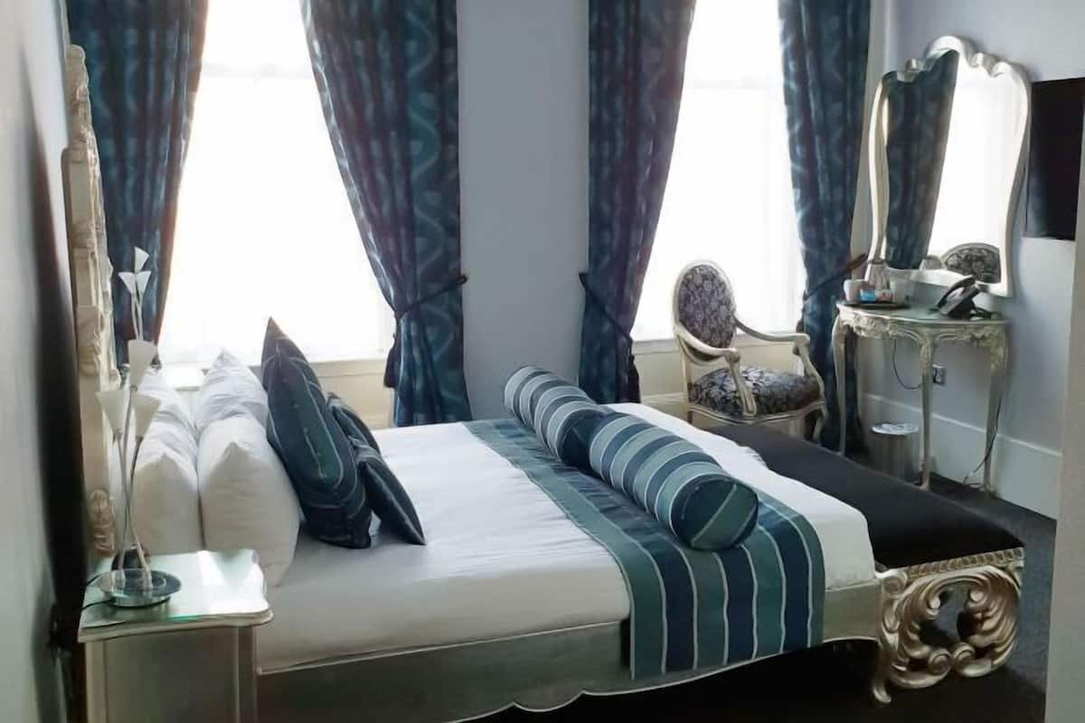 Iron/ironing board, free WiFi, bed sheets