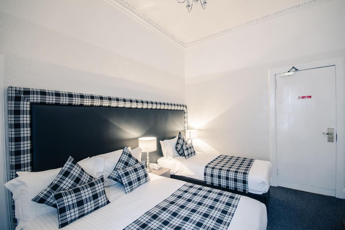 Triple Room | Iron/ironing board, free WiFi, bed sheets