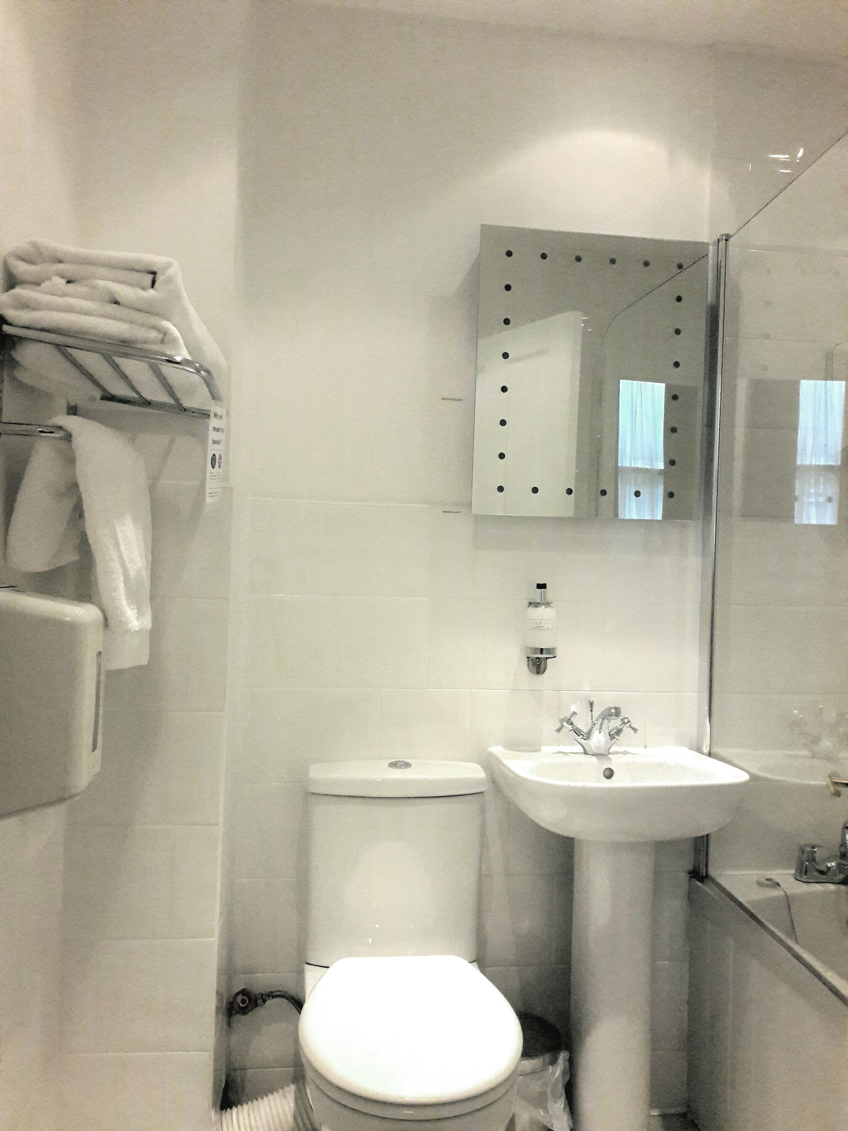 budget double room | bathroom | free toiletries, hair dryer, towels