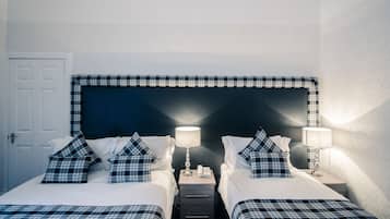 Habitación con 2 camas individuales | Tabla de planchar con plancha, wifi gratis, ropa de cama