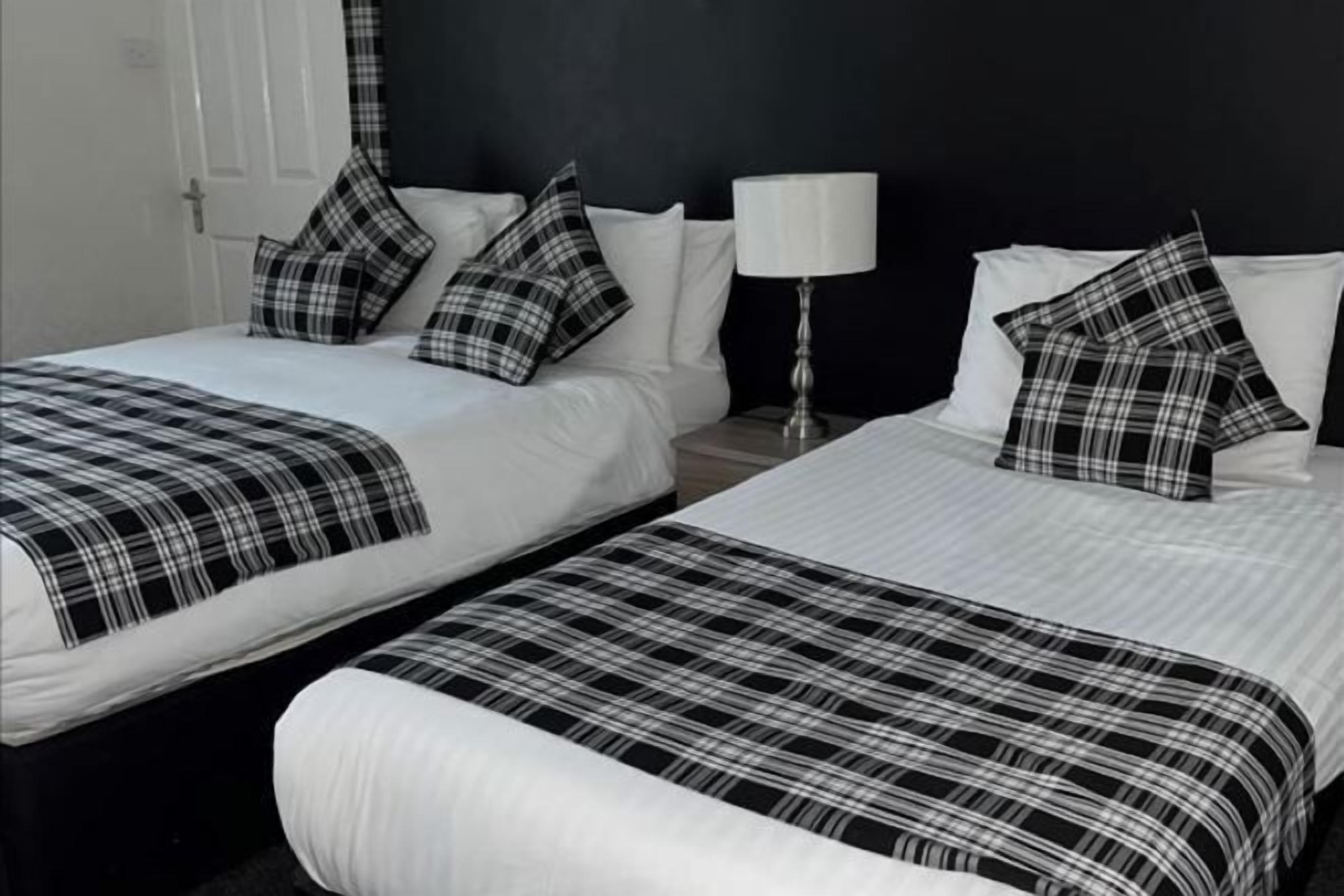 Tabla de planchar con plancha, wifi gratis y ropa de cama 