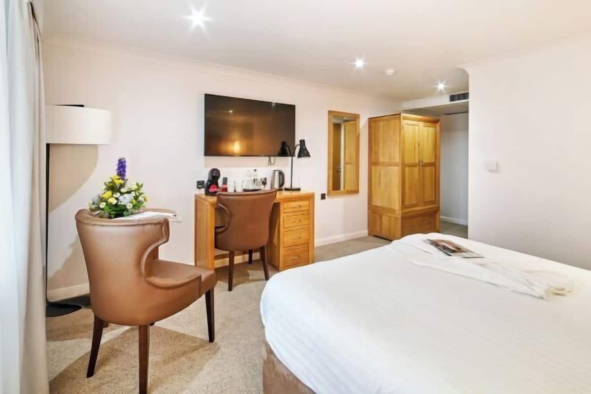 Premium bedding, in-room safe, desk, laptop workspace