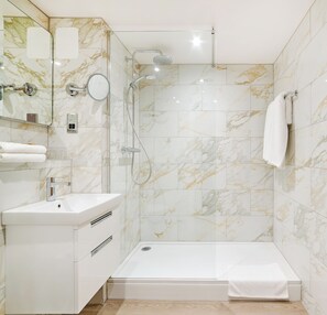 Habitación ejecutiva doble | Baño | Ducha, artículos de higiene personal gratuitos y secador de pelo