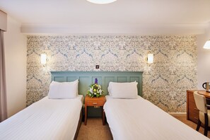 Ropa de cama de alta calidad, caja fuerte, escritorio