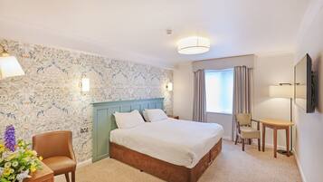 Premium bedding, in-room safe, desk, laptop workspace