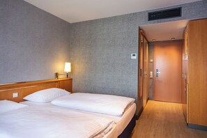 Junior Suite | 1 bedroom, desk, laptop workspace, blackout drapes