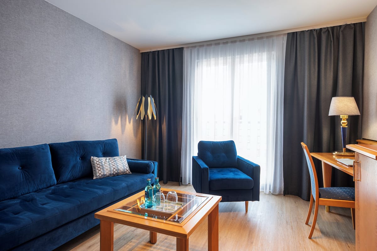 junior suite | 1 bedroom, desk, laptop workspace, blackout curtains