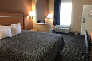 Una cassaforte in camera, una scrivania, ferro/asse da stiro