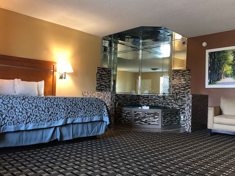 Suíte, 1 cama King, para não fumantes | Cofres nos quartos, escrivaninha, ferros/tábuas de passar roupa