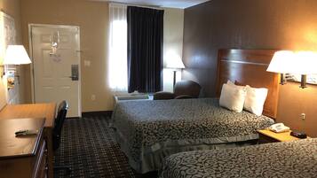 Zimmer, 2 Queen-Betten, Nichtraucher | Zimmersafe, Schreibtisch, Bügeleisen/Bügelbrett, kostenloses WLAN
