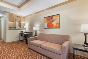 Suite, 1 kingsize-seng, ikke-røyk, massasjebadekar | Senger med overmadrass, skrivebord og skrivebord for bærbar PC