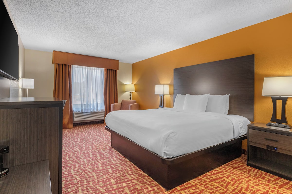 Standard Room, 1 King Bed, Non Smoking, Refrigerator & Microwave | Pillow-top beds, desk, laptop workspace, blackout curtains