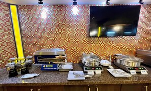 朝食 (ビュッフェ 、無料)