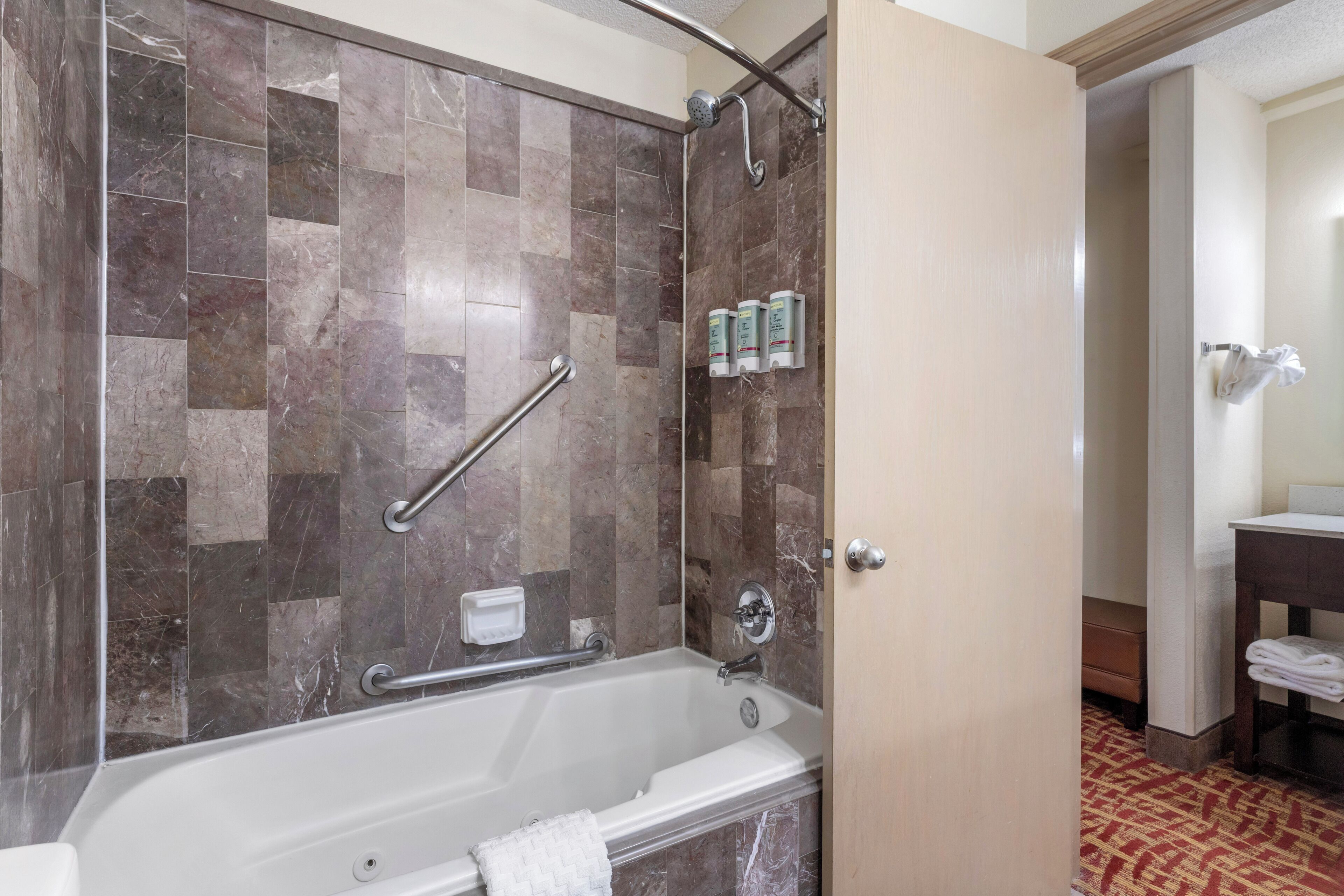 Ein Badezimmer mit Dusche, Badewanne und Toilette.