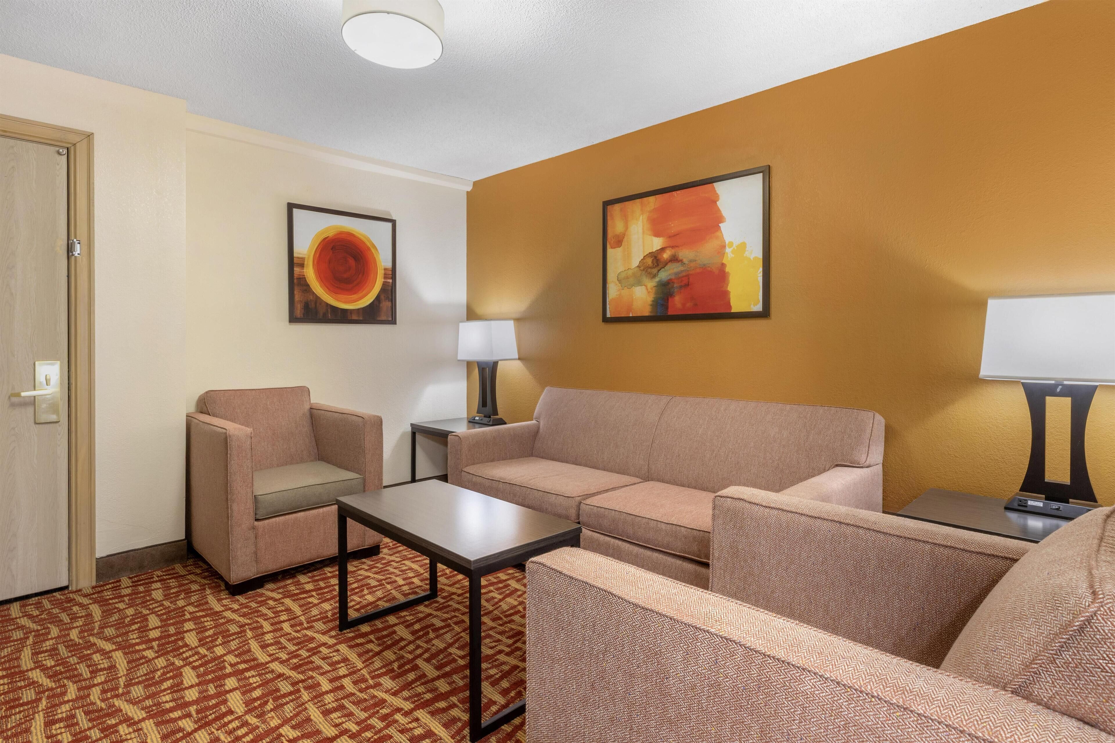 套房, 1 张特大床, 无烟房, 按摩浴缸 | 加厚床垫、办公桌、笔记本电脑工  作区、遮光窗帘