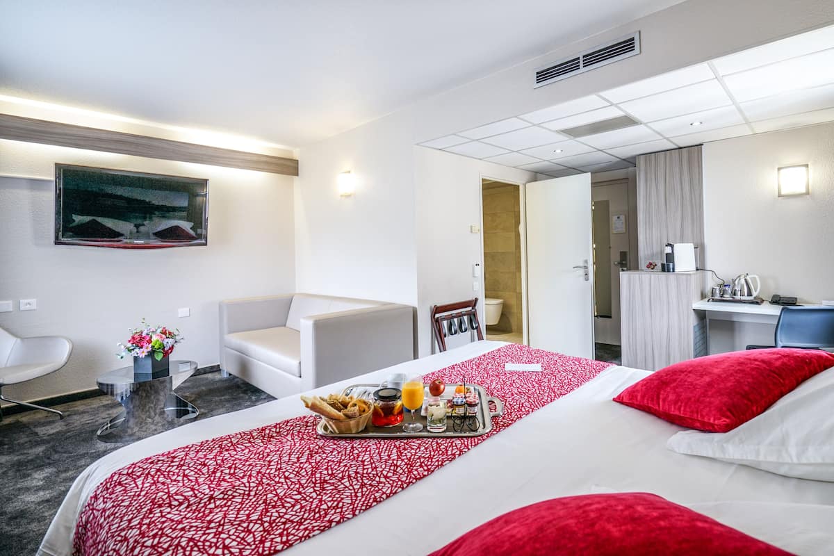 Junior Suite | Literie de qualitĂ©, coffre-fort, bureau, rideaux dâobscurcissement