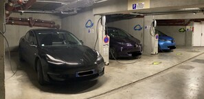 Parken ohne Service (12 EUR pro Tag)