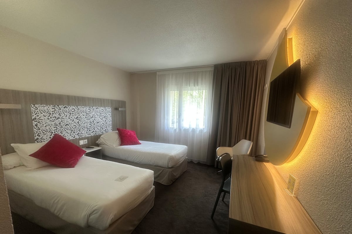 Standard Room, 2 Twin Beds | Premium bedding, in-room safe, desk, blackout drapes