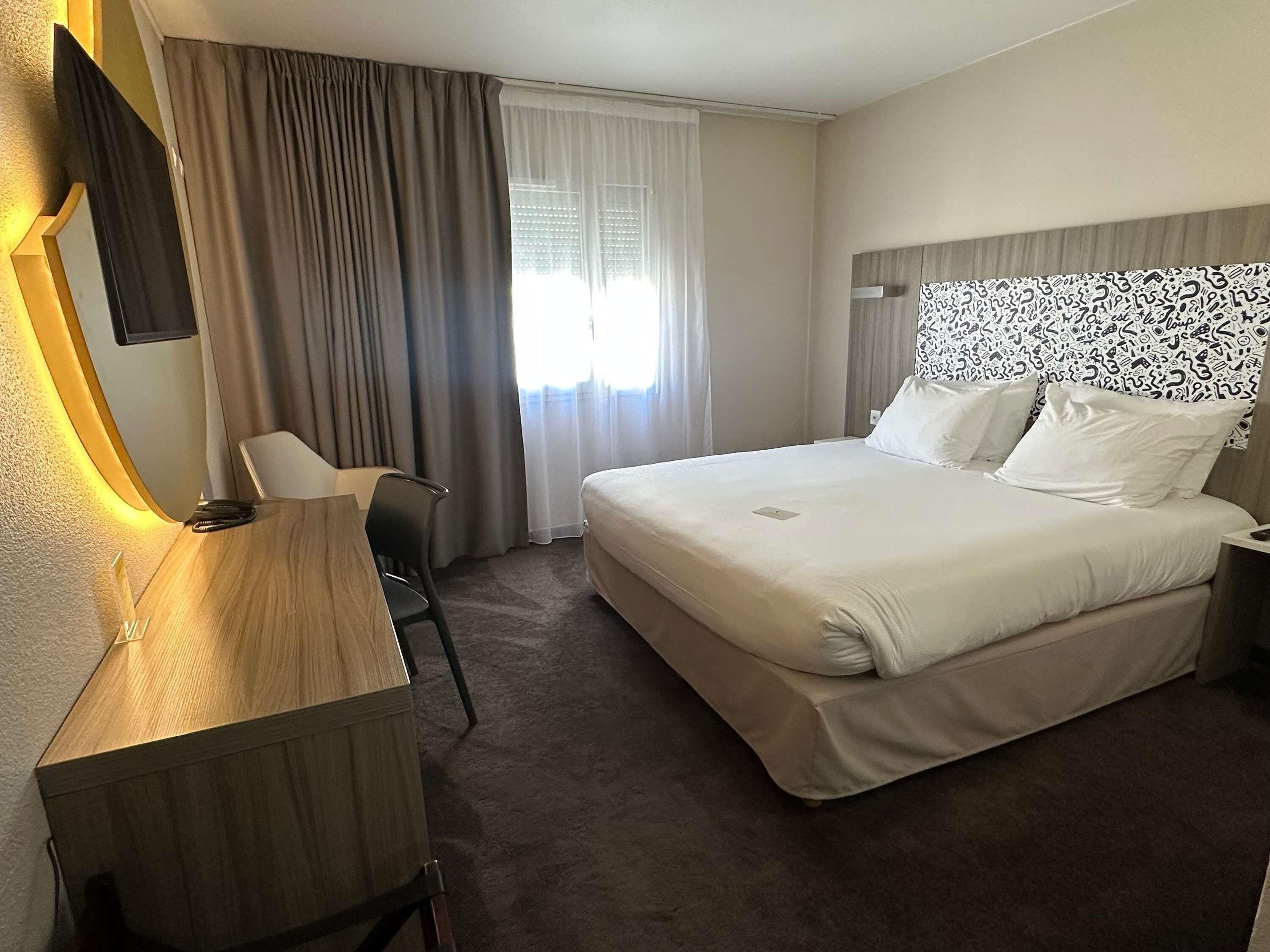 Standard Room, 1 Double Bed | Premium bedding, in-room safe, desk, blackout drapes