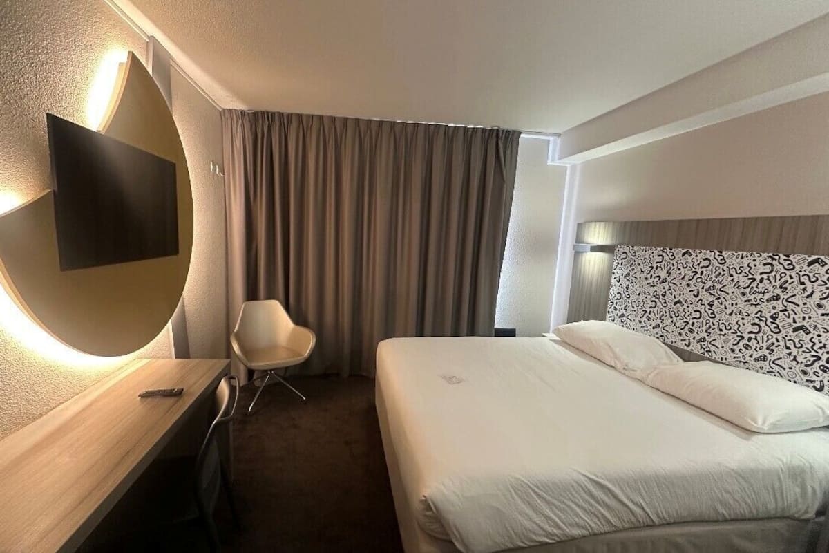 Standard Room, 1 Double Bed | Premium bedding, in-room safe, desk, blackout drapes