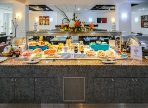 Tägliches Frühstücksbuffet (17 EUR pro Person)