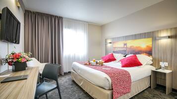 Comfort Room, Double Bed | Premium bedding, in-room safe, desk, blackout drapes