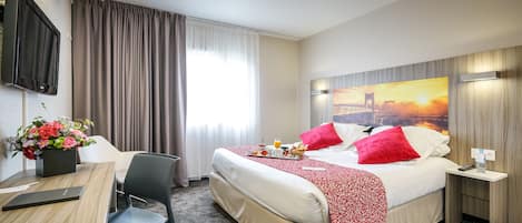 Ropa de cama de alta calidad y caja de seguridad en la habitación