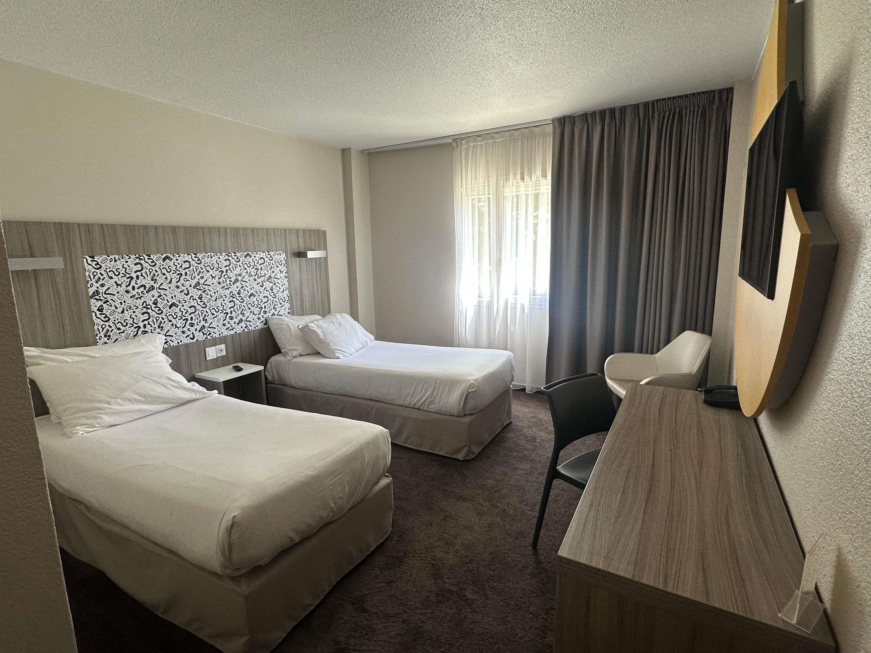 Standard Room, 2 Single Beds | Premium bedding, in-room safe, desk, blackout curtains