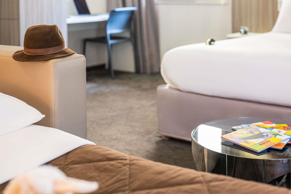Comfort-Zimmer, 1 Doppelbett und Schlafsofa | Hochwertige Bettwaren, Zimmersafe, Schreibtisch, Verdunkelungsvorhänge