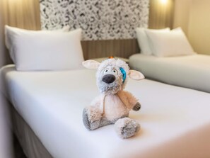 A plush toy on a bed in a hotel room. - Ibis Styles Lyon Gorge de Loup Saphir (Lyon)